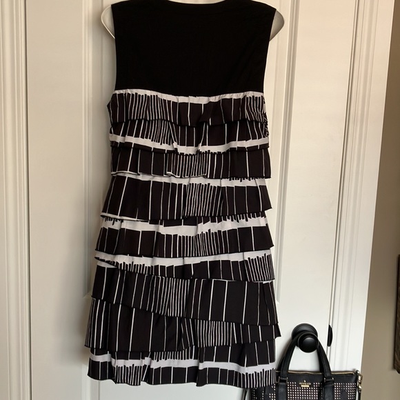 đź’•Super cute BCBG Maxazria sleeveless black dress w/black&white ruffles & V neck - Picture 4 of 12